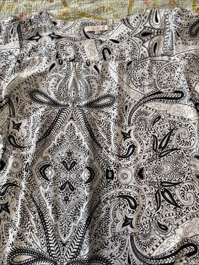 LOFT Black & White Paisley Print Top